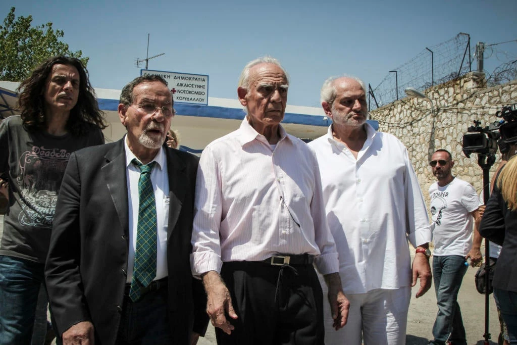 Έπεσε στην αγκαλιά της Β.Σταμάτη ο Τσοχατζόπουλος… – Βίντεο